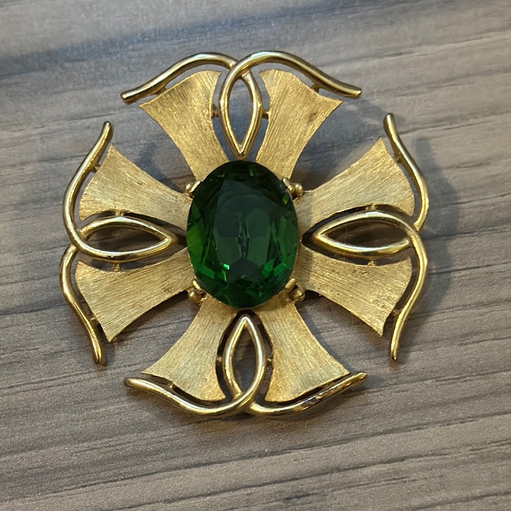 Trifari Vintage Green Oval Faceted Goldtone Pin Brooch